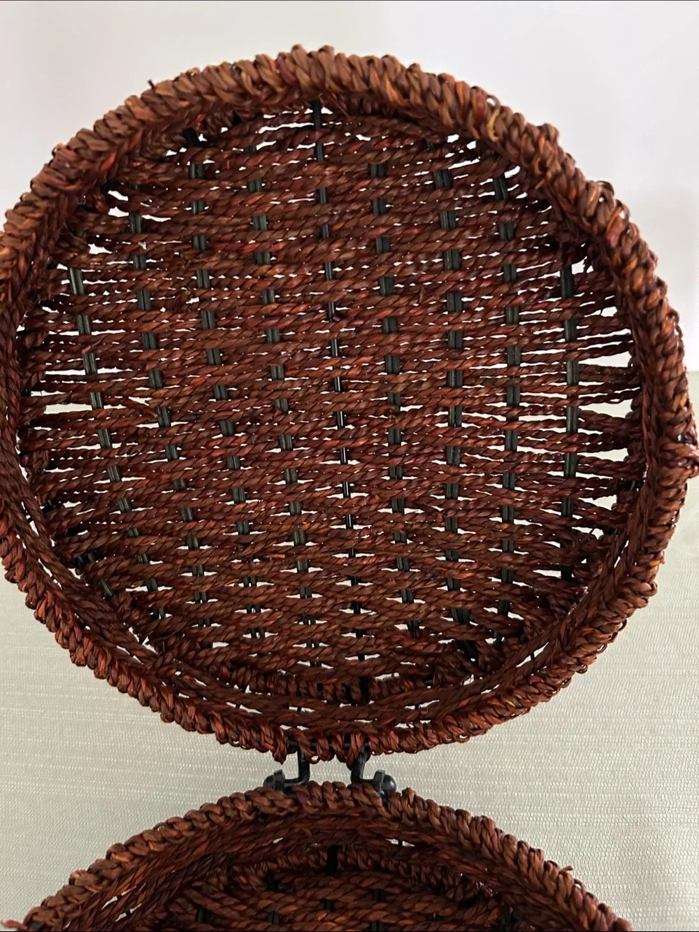 Lidded and hinged Round Woven Rattan Basket Beautiful! 9 in diameter